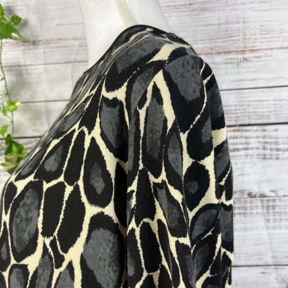 Stylish Black and White Women's Sweater - Picture 5 of 13